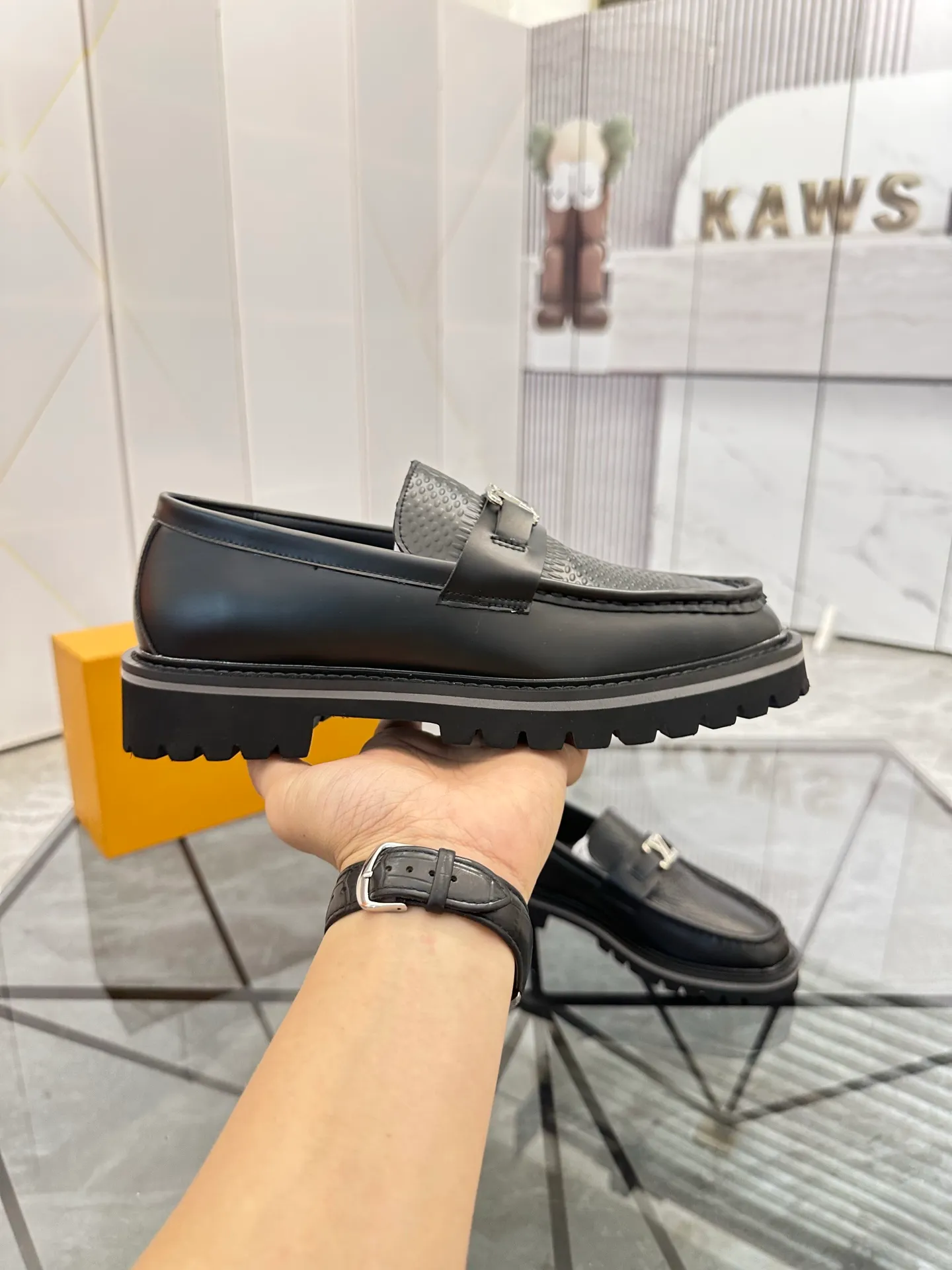 Selling men's shoes 💰: 💰P460¥ Product trademark: LV* "Louis Vuitton*" leather shoes Regular size: 40-45 (can be customized to 46) Product materials: imported cowhide upper, sheepskin lining, original outsole. Number: 558